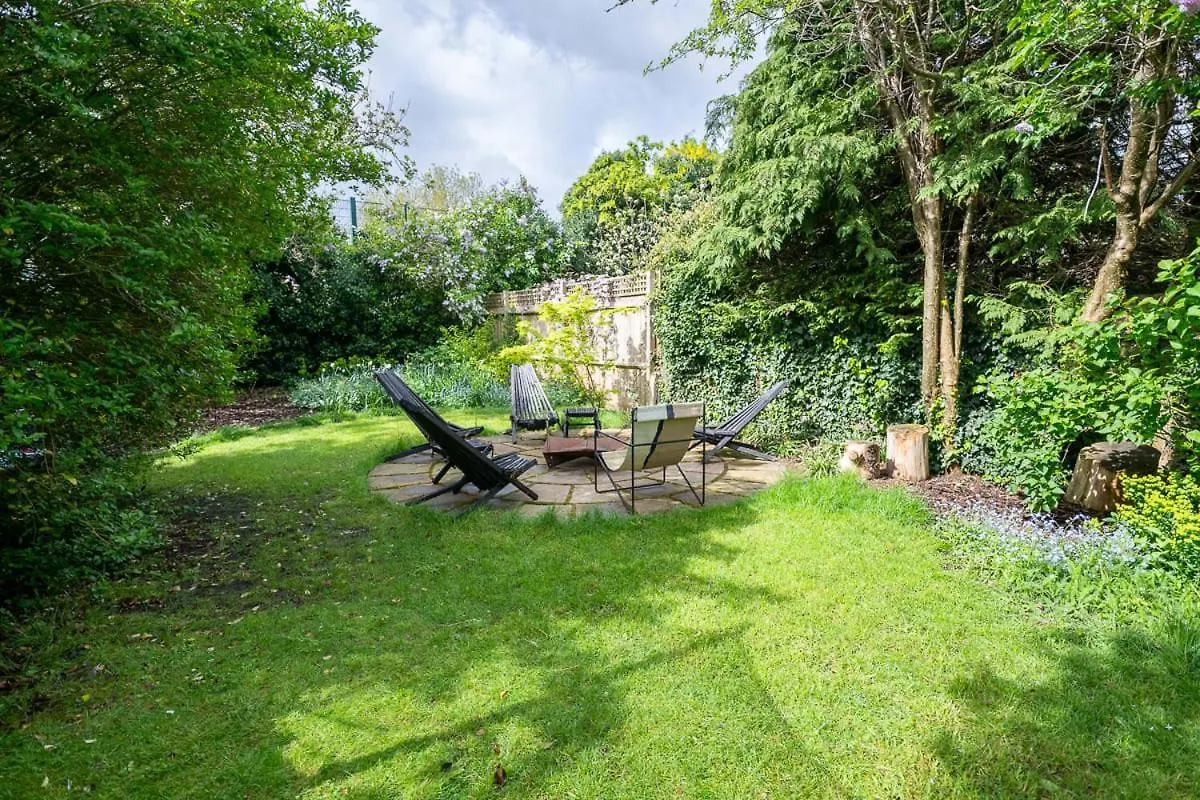 Cambridge Skylit Serenity: Family-Friendly Retreat Кембридж