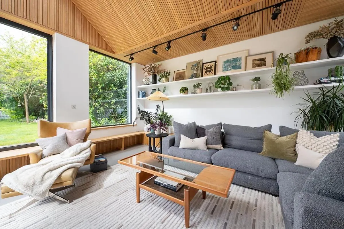 Cambridge Skylit Serenity: Family-Friendly Retreat