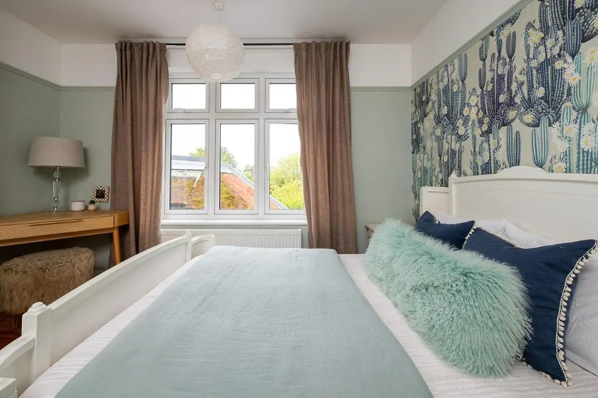 Cambridge Skylit Serenity: Family-Friendly Retreat Кембридж
