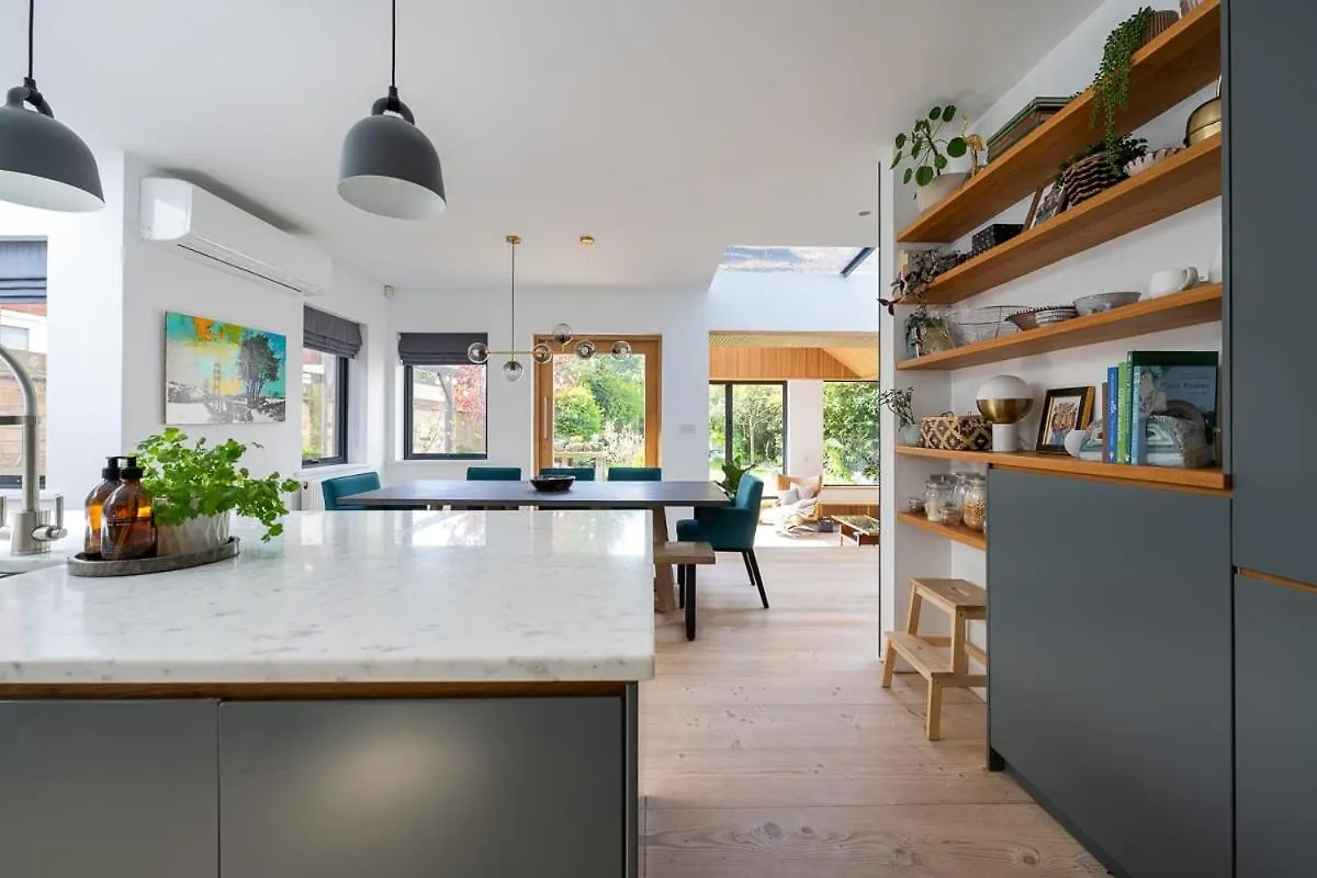 Cambridge Skylit Serenity: Family-Friendly Retreat 0*, Кембридж