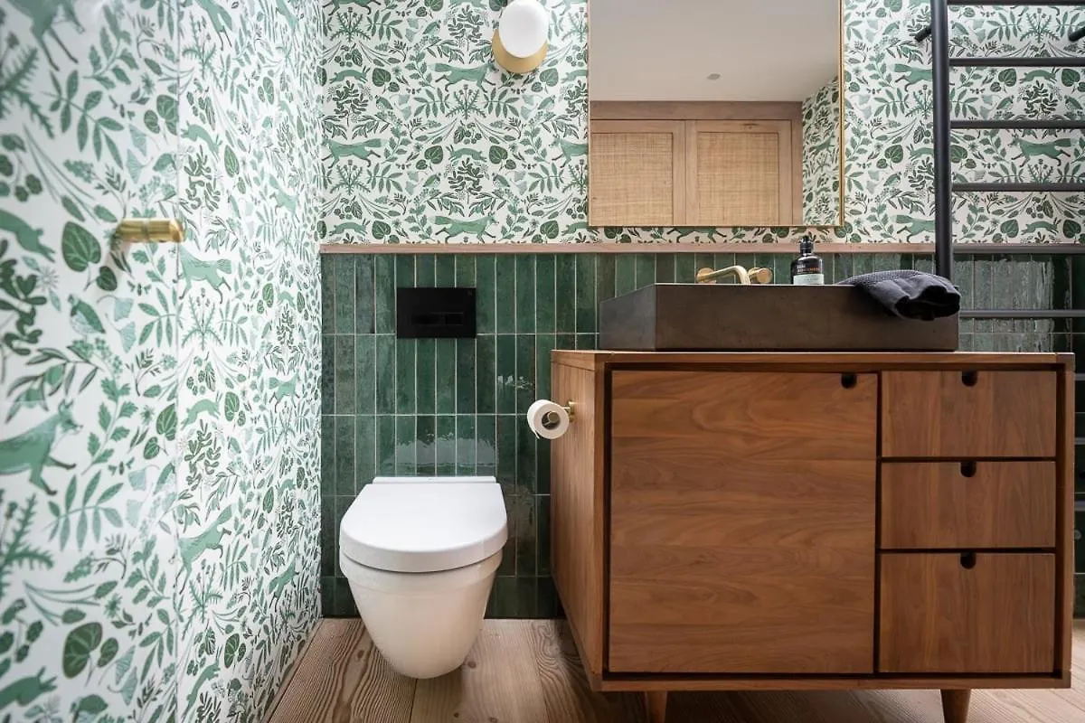 Cambridge Skylit Serenity: Family-Friendly Retreat